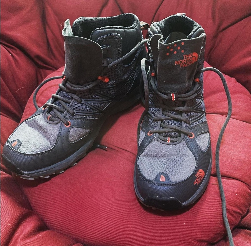Men’s north face hiking shoes. Size 10. Like new